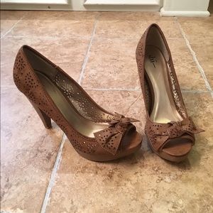 Brand new bow cutout heels 7.5