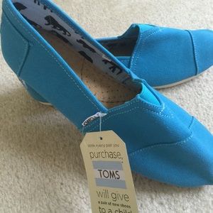 NWT TOMS size 9
