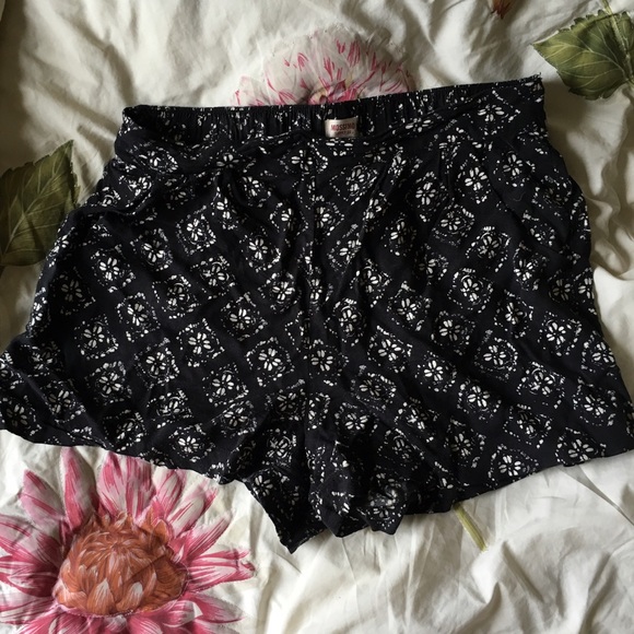 Patterned black shorts