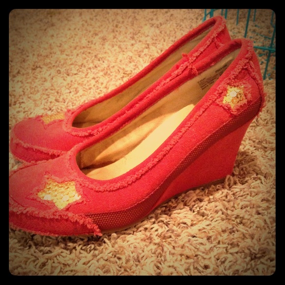 Red fabric wedge