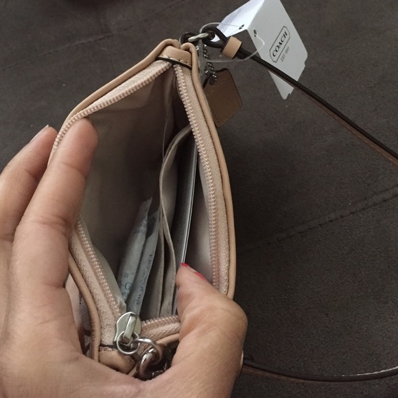 Bnwt Coach wristlet - Picture 3 of 3