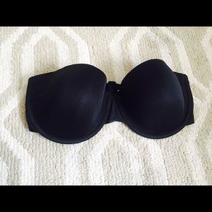 Black strapless bra