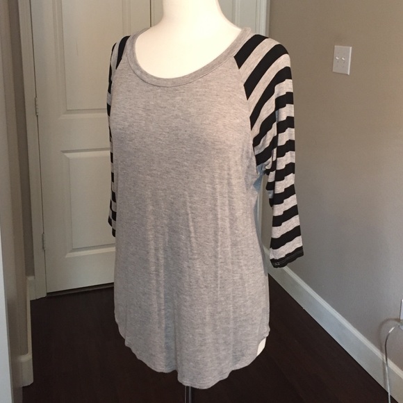 Zig zag stripe Tops - Gray with black stripe sleeves