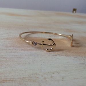 Gold anchor bracelet