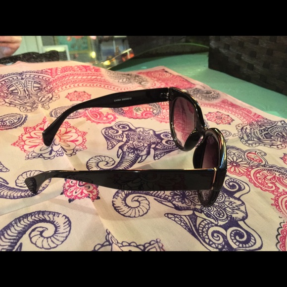 Black Cat Eye Sunglasses - Picture 2 of 3