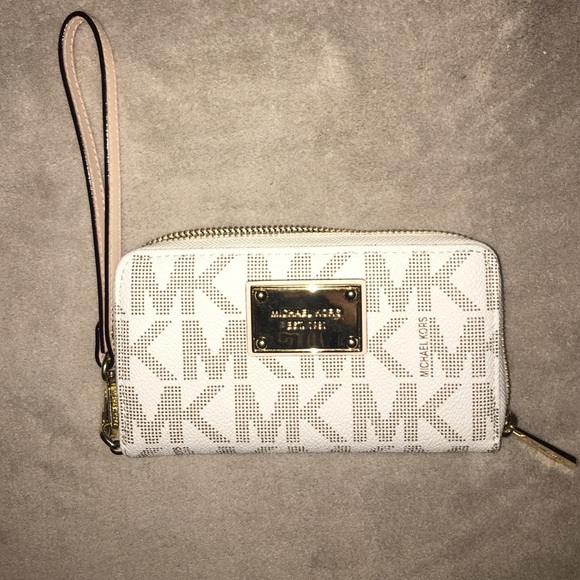 MK iPhone 5/5s Wristlet.