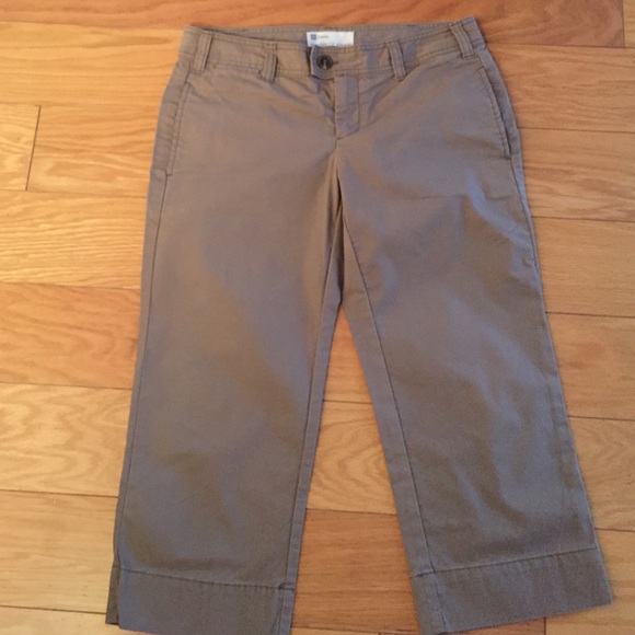 GAP brand khaki capris. Size: 6