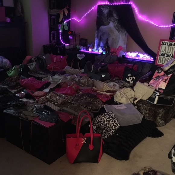 EVERYONE HAS BEEN ASKING TO SEE MY CLOSET.