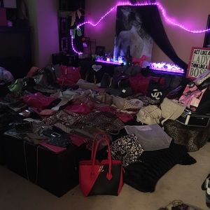 EVERYONE HAS BEEN ASKING TO SEE MY CLOSET.