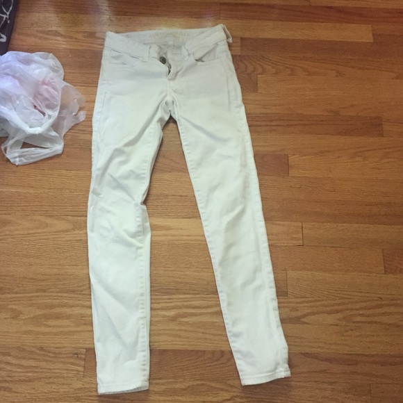 white American Eagle skinny jeans
