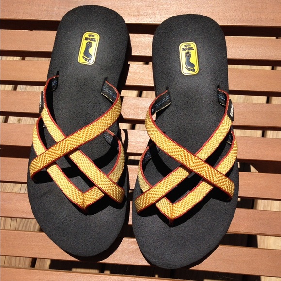 Women's teva olowahu flip flops