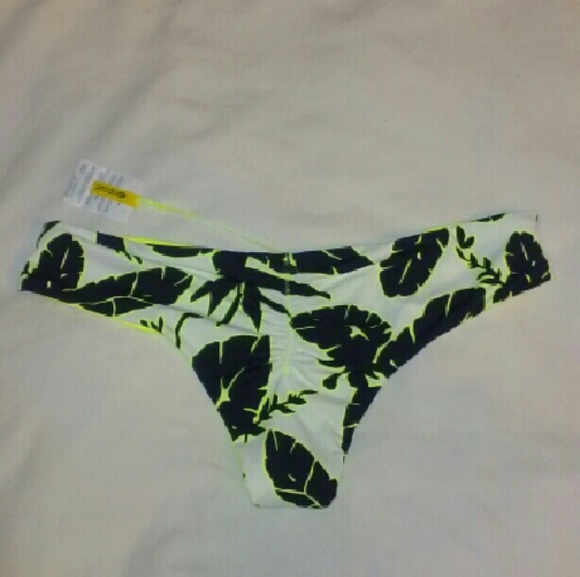 SOLD: NEW Ripcurl bikini bottom reversible - Picture 2 of 4