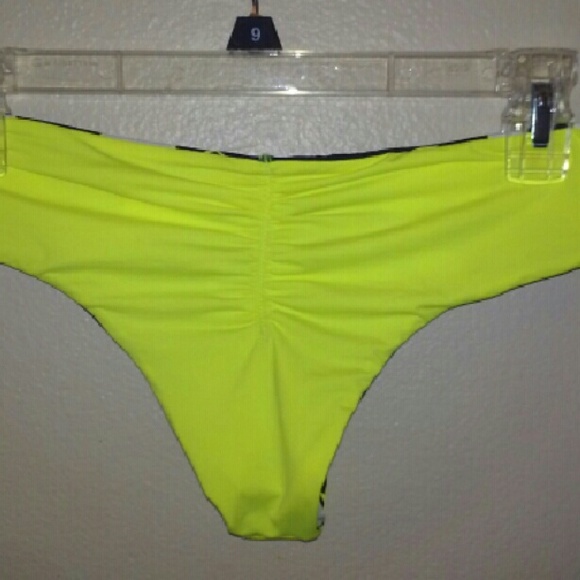 SOLD: NEW Ripcurl bikini bottom reversible - Picture 3 of 4