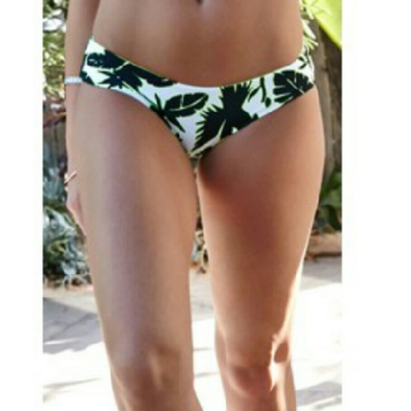 SOLD: NEW Ripcurl bikini bottom reversible - Picture 4 of 4