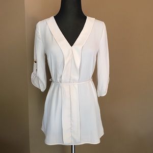 🌟SALE!🌟 NWOT Cream V-neck Surgarmint Blouse