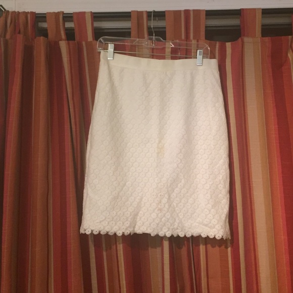 Lace cream pencil skirt