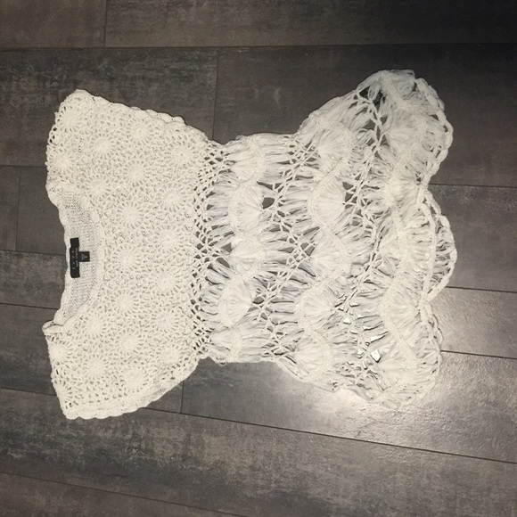 Adorable white crocheted short sleeve shirt - Picture 1 of 3
