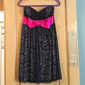 Strapless dress with mesh and pink bow