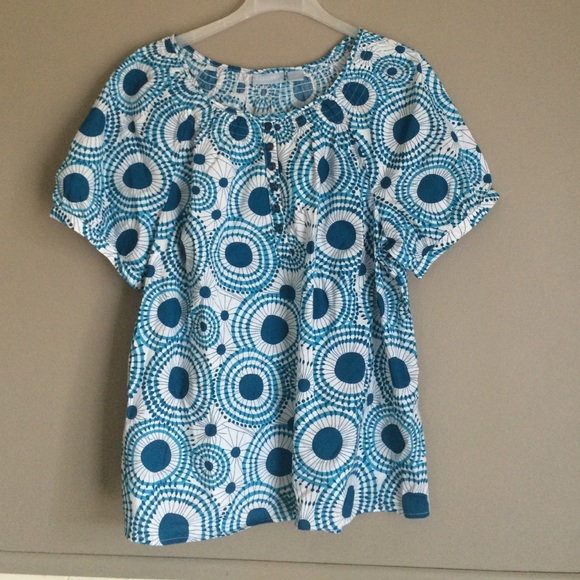 Fun short sleeve, turquoise top. Fits size 2x.