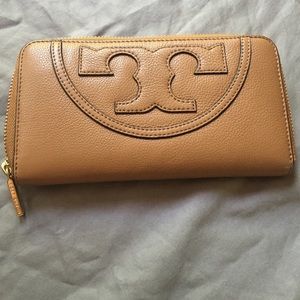 🌺SOLD🌺Tory Burch all T zip wallet