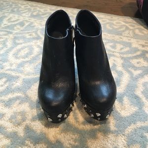 Black wedges