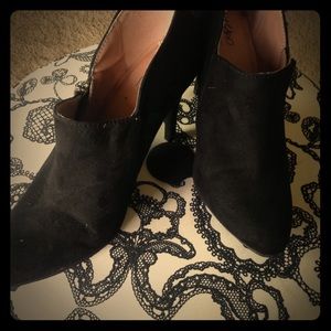 Black zip up heels!👠