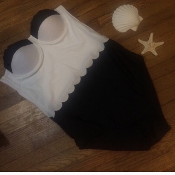 One piece Colorblock scallop swimsuit - Picture 2 of 3