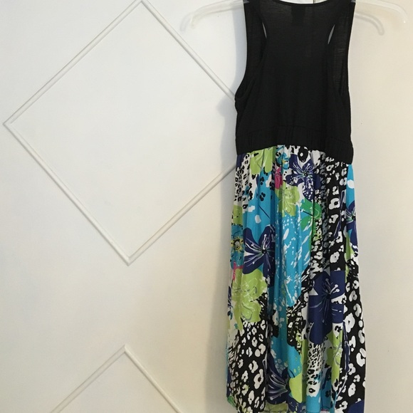 ❤️SOLD❤️ Super Chic Sleeveless Floral Dress🌸🌺🌻 - Picture 2 of 4