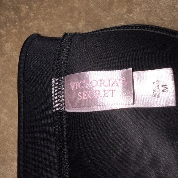 Victoria's Secret Women's Swim Top. Size Medium - Picture 4 of 4
