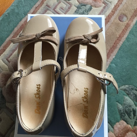 Girls tan patent leather shoes made in Spain