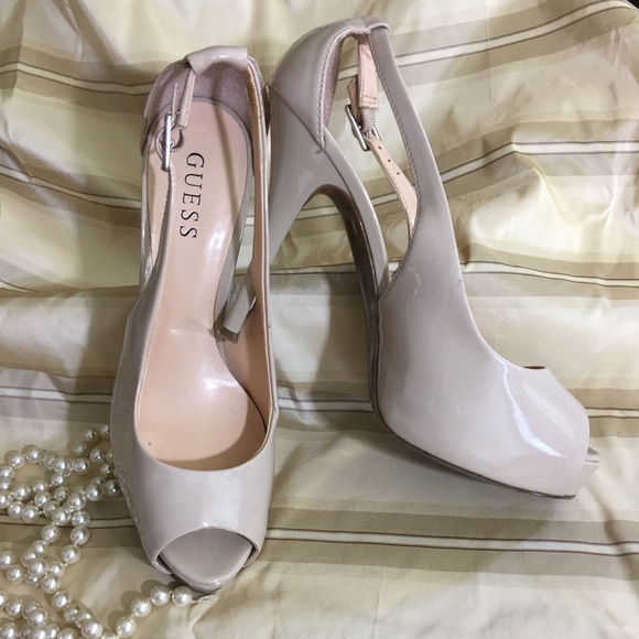 Nude guess pumps