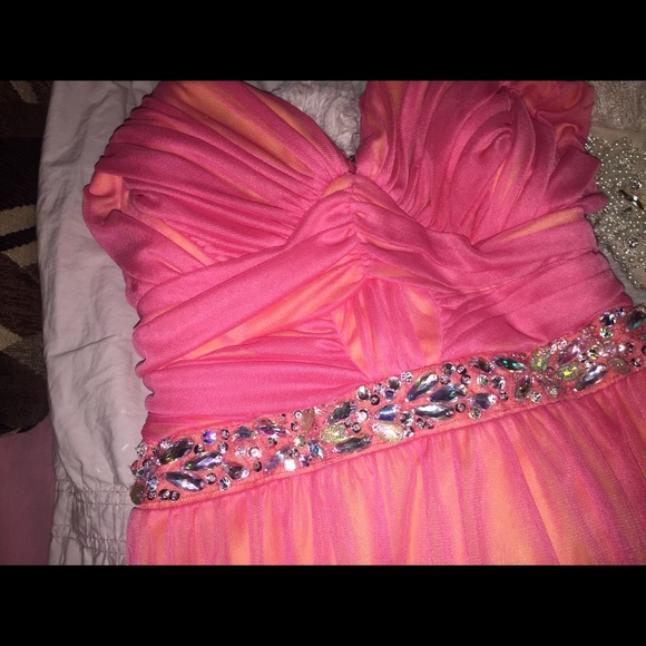 DRESSES - Picture 2 of 4