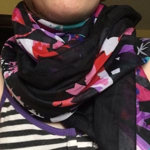 Black scarf with streaking color pattern