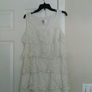 White lace sleeveless dress