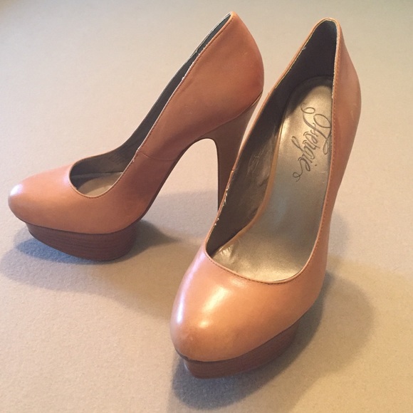 Fergie Tan leather "Olivia" platform pump