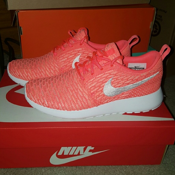 *SOLD* NIB Nike Roshe Run Flyknit