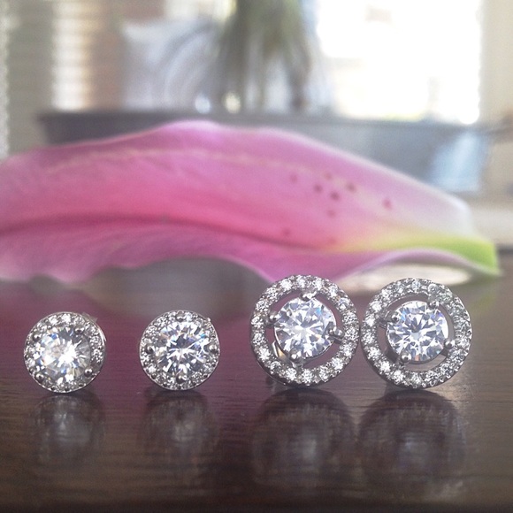 NWT The Julia Stud Earrings- Small - Picture 3 of 4