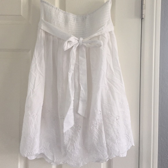 White eyelet scalloped hem strapless dress - Picture 2 of 4