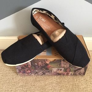Black TOMS