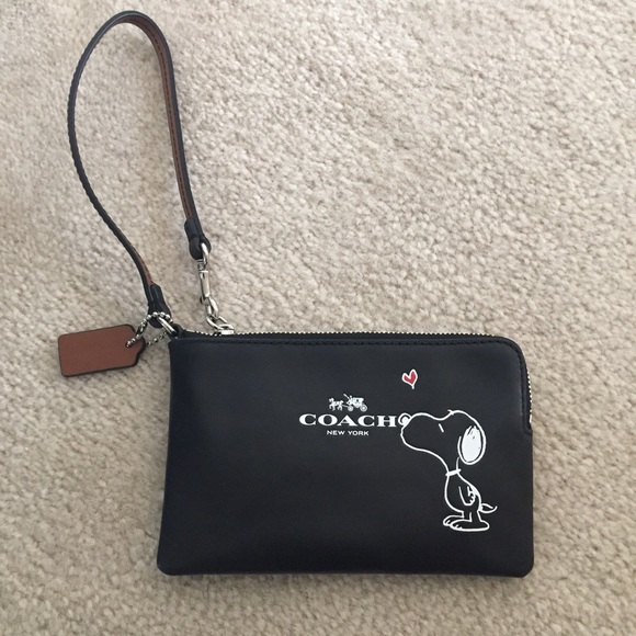 Coach Snoopy City Wristlet😍😍😍