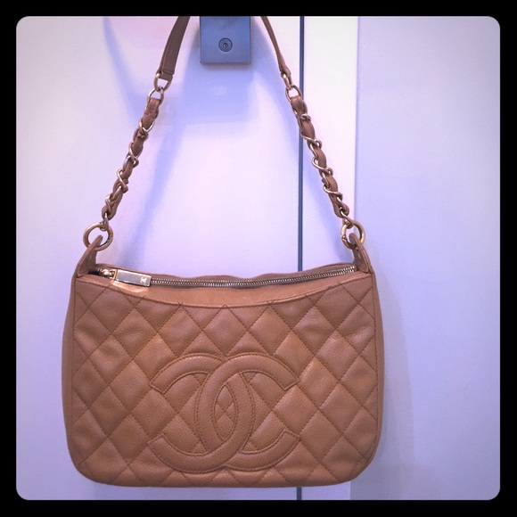 Quilted leather Chanel bag!