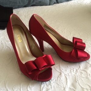 Red Me Too bow 4 inch heels