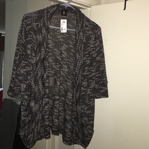 🎉New listing ..Black and white cardigan🎉