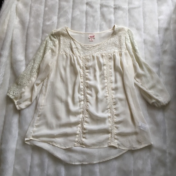 Cream lace and shear 3/4 length sleeve blouse