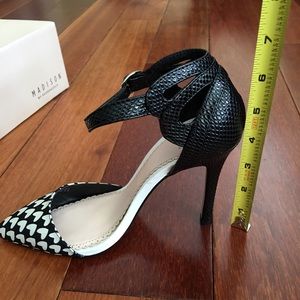 New size 5.5 pumps with strap