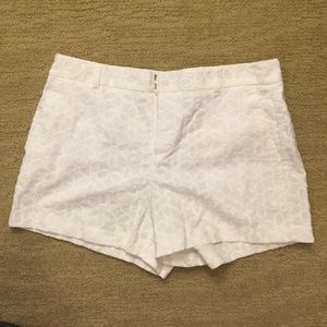 Flower stitch white mid-waist shorts
