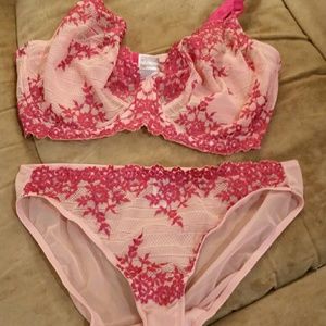 Pretty Lace Wacoal 38DD bra & medium panty