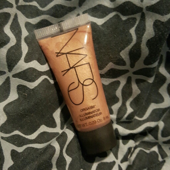 NARS illuminator in Orgasm