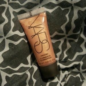 NARS illuminator in Orgasm