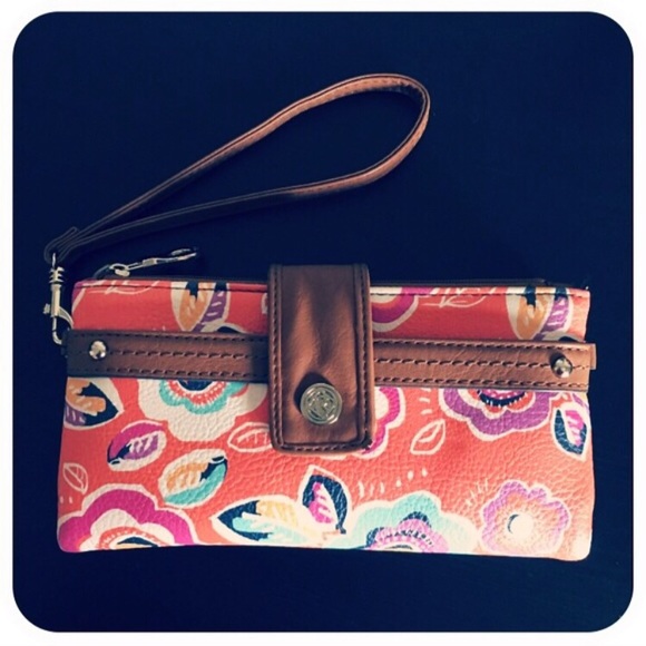Relic Handbags - Gorgeous wristlet wallet